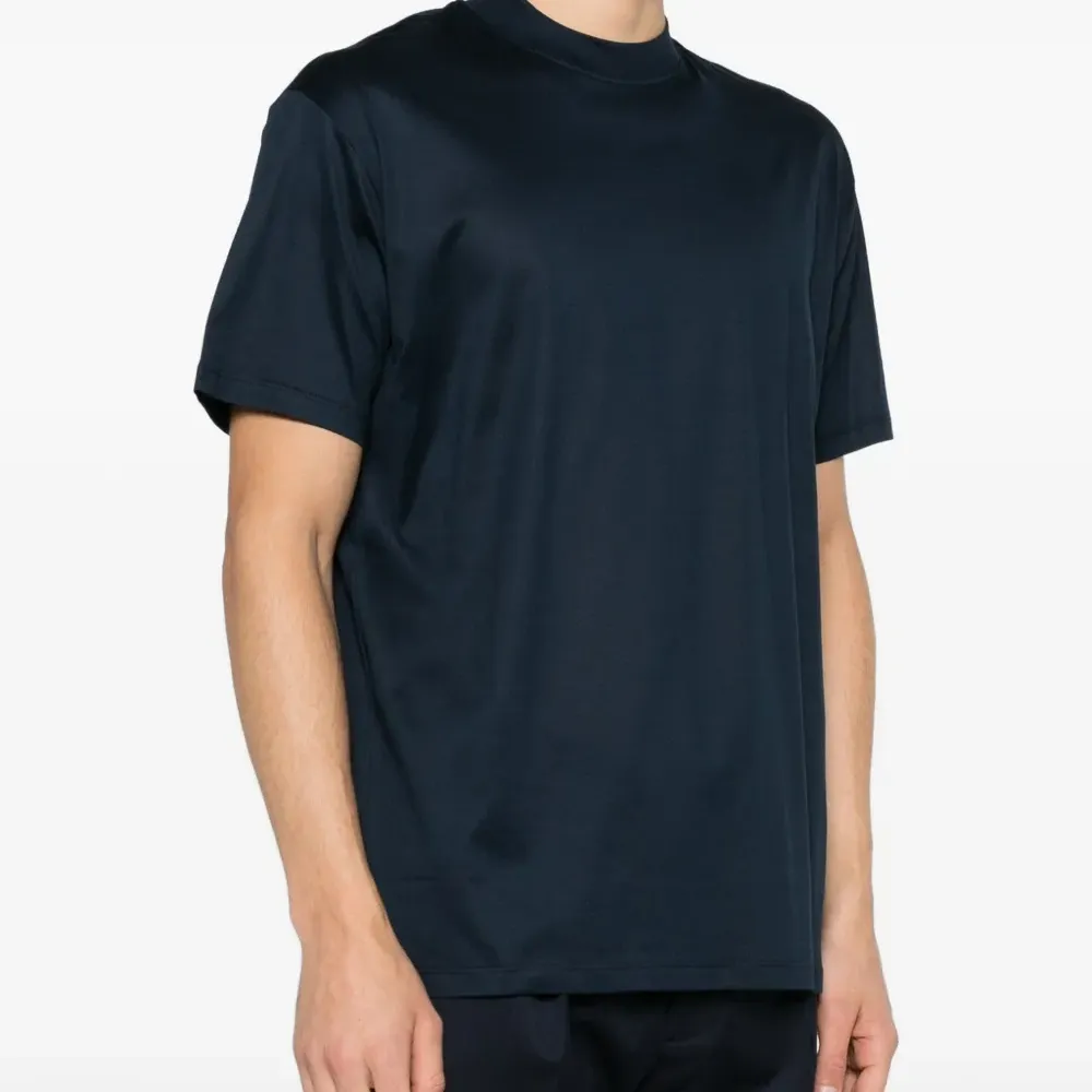 Футболка с круглым вырезом и короткими рукавами