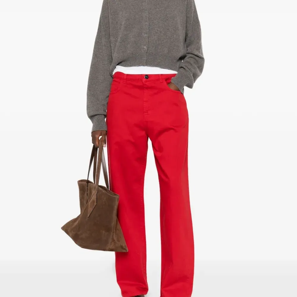 Джинсы с карманами и шлевками для ремня