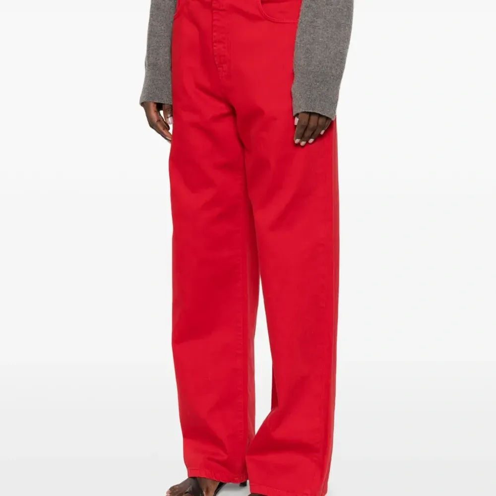 Джинсы с карманами и шлевками для ремня