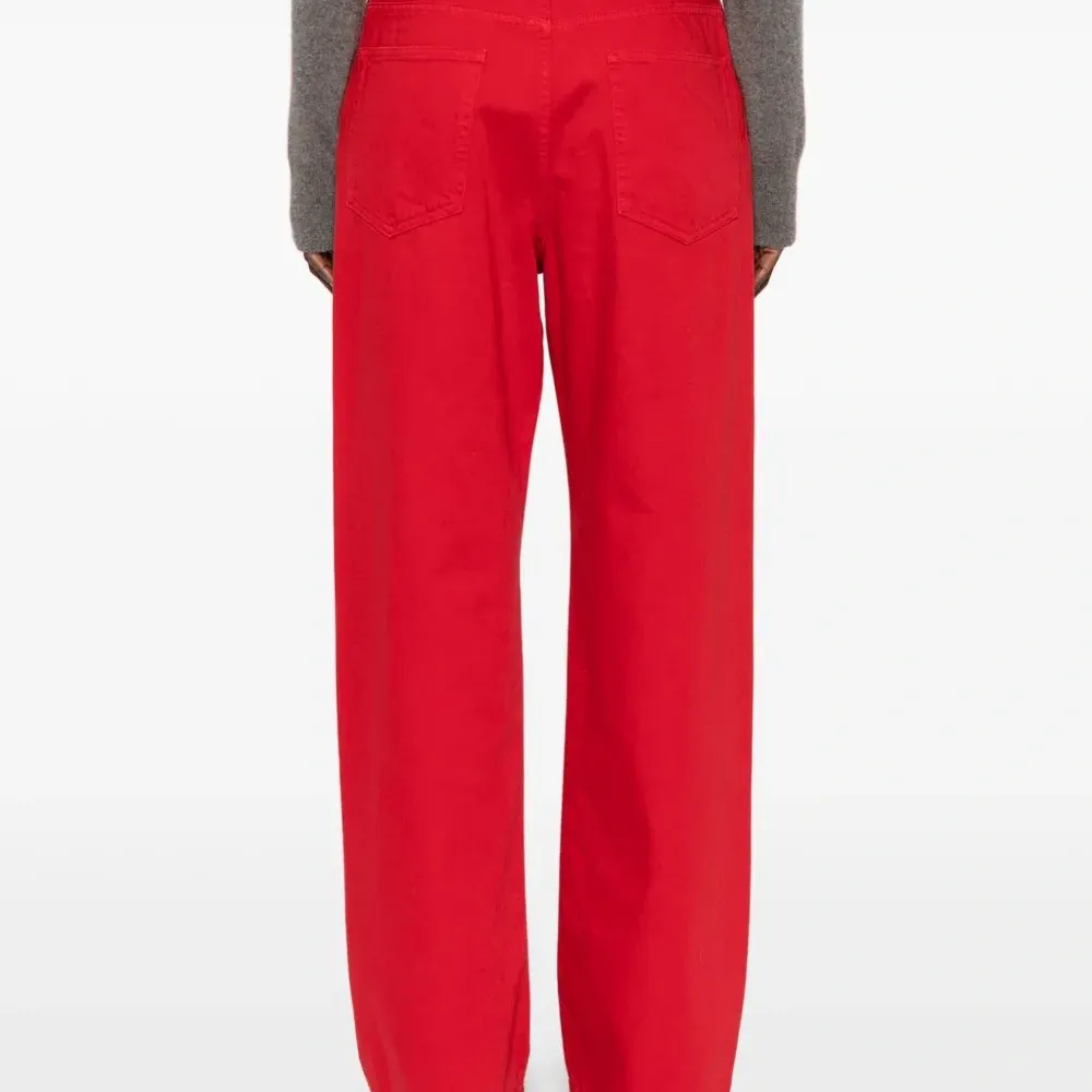 Джинсы с карманами и шлевками для ремня