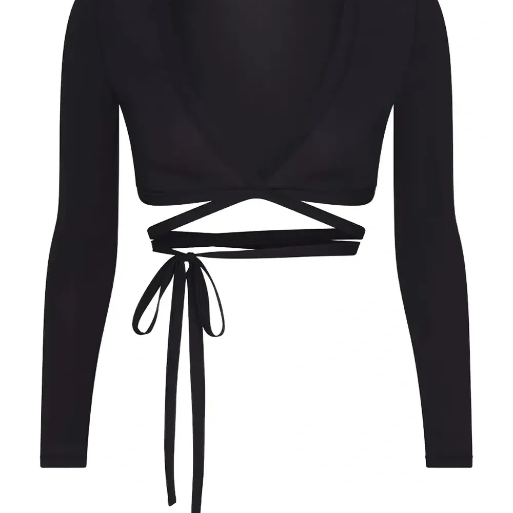 Топ с запахом из коллаборации с Nike