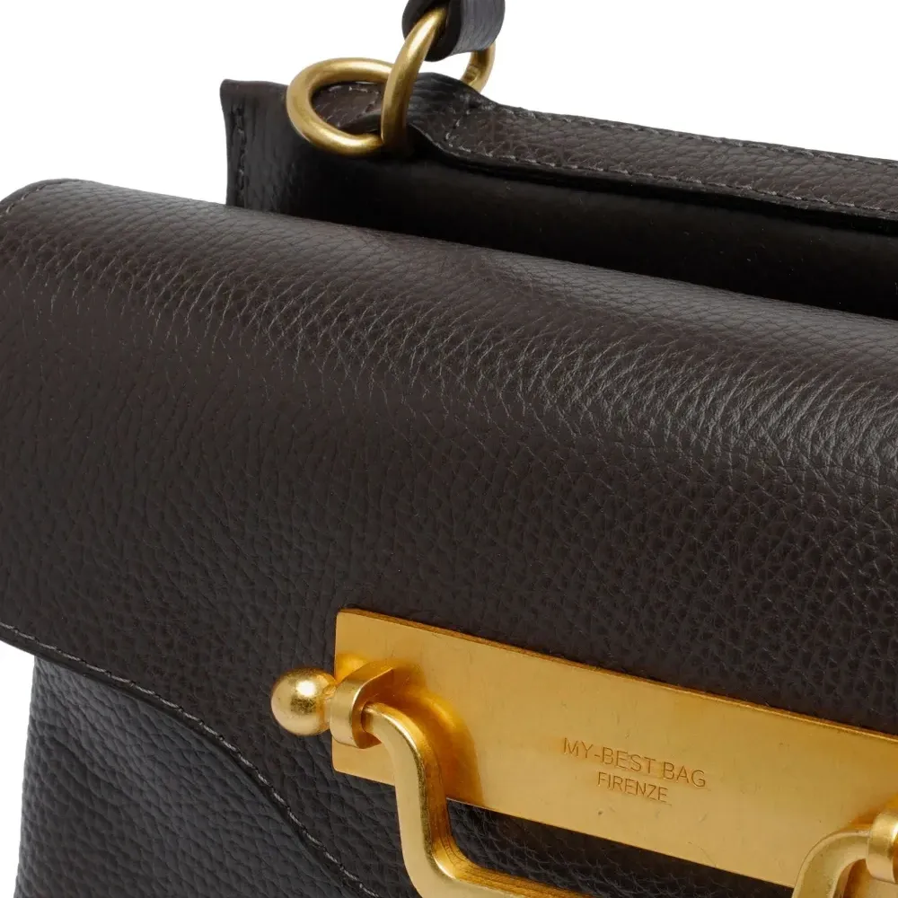 Кожаная сумка на плечо с магнитной застёжкой