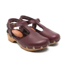 Сандалии с Т-образным ремешком и заклепками