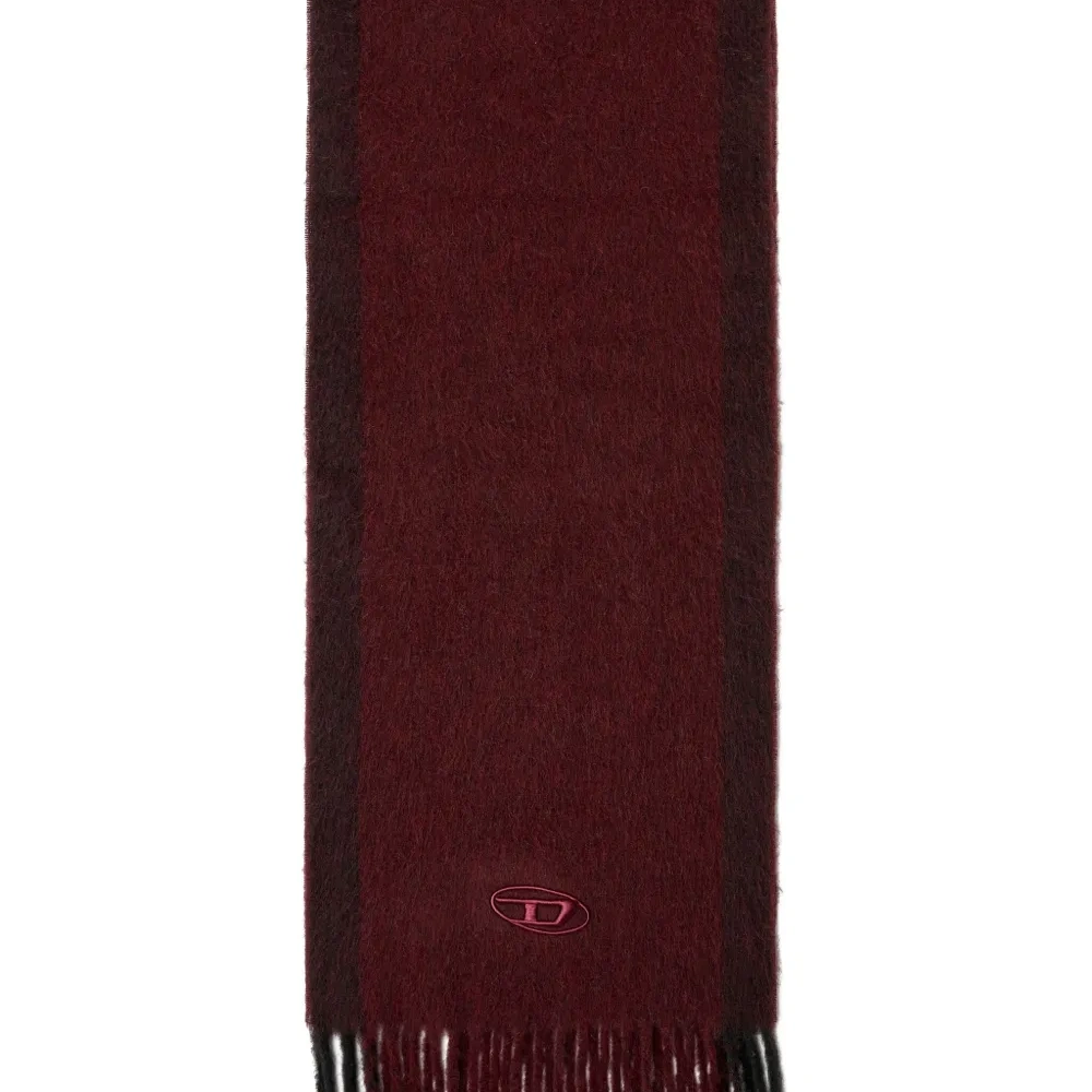 Шарф логотипом и бахромой