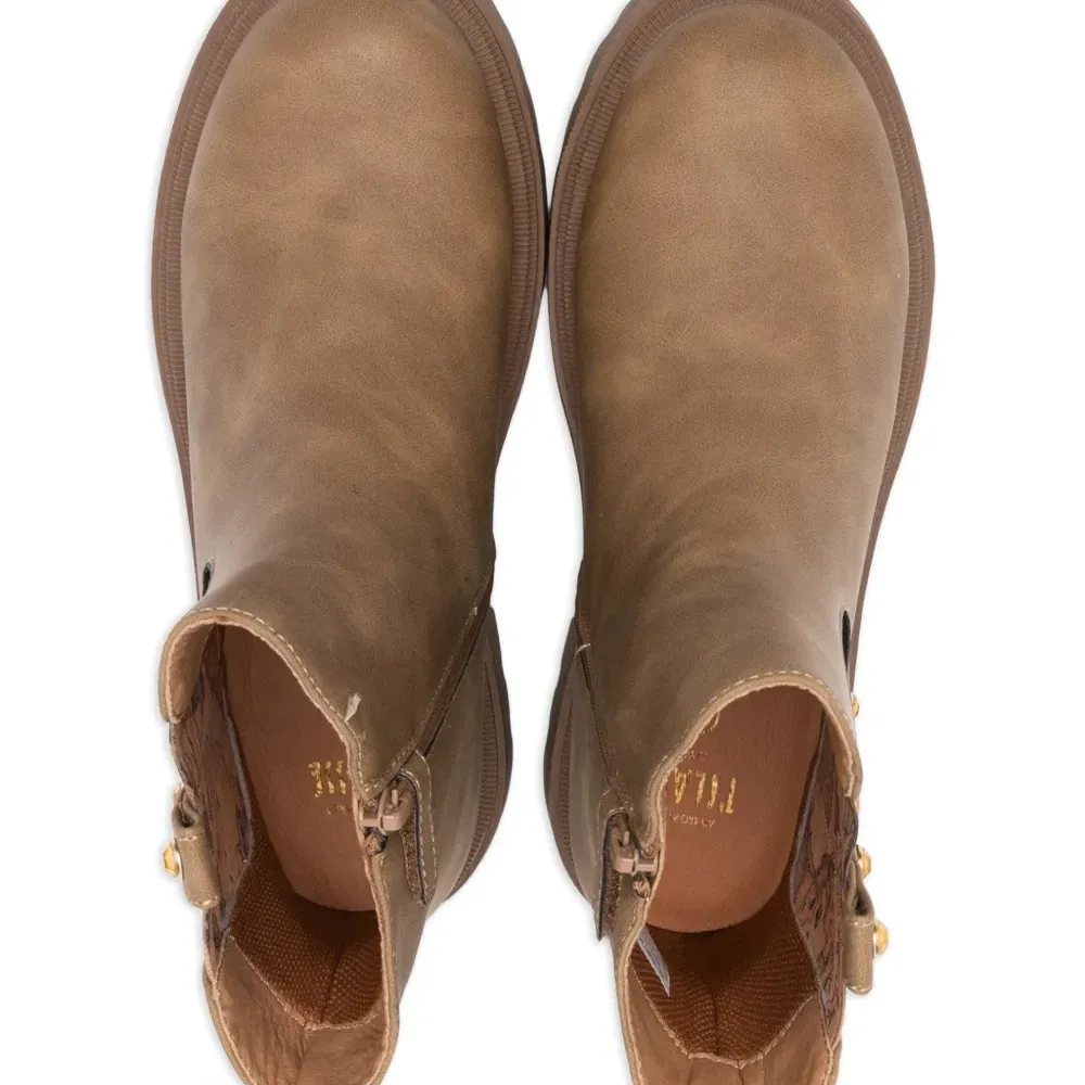 Ботинки с заклепками