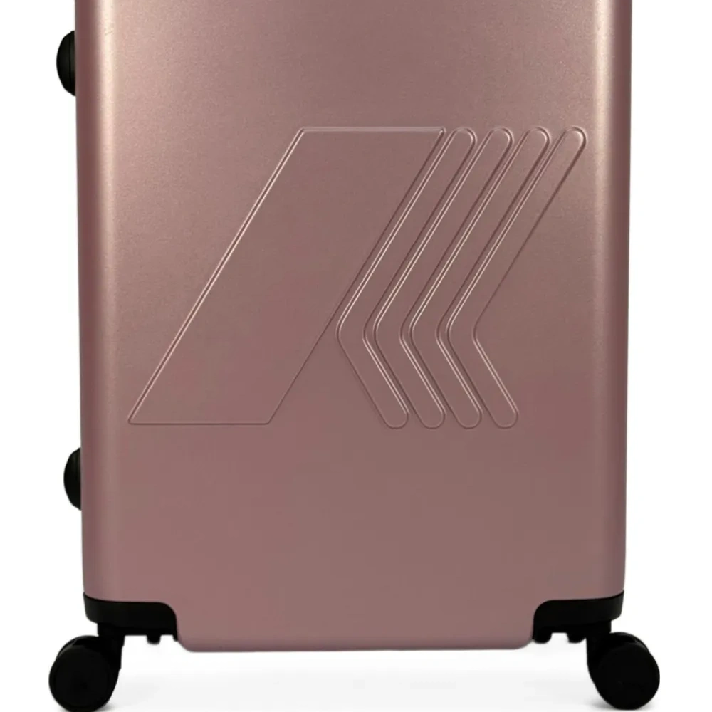 Чемодан с тисненым логотипом