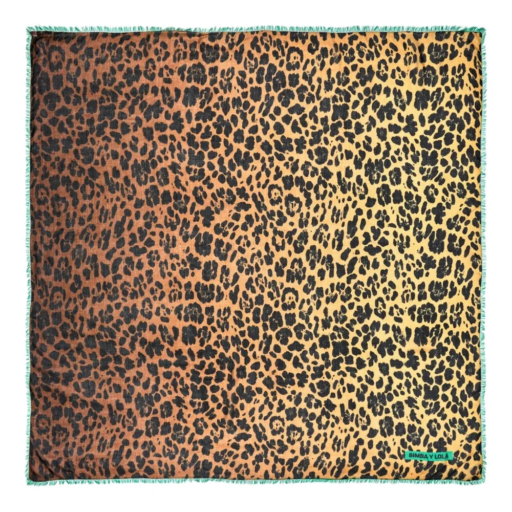 Шарф с анималистичным принтом и бахромой