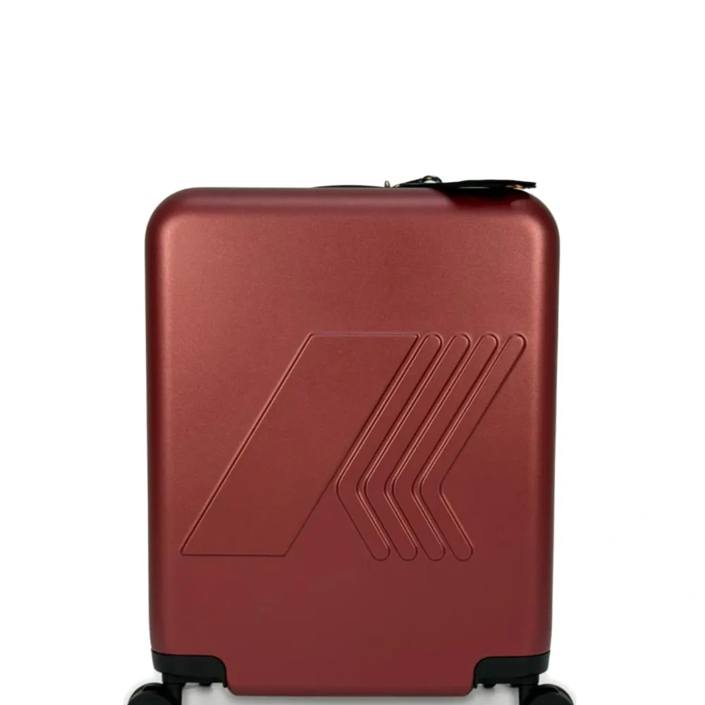 Чемодан с тисненым логотипом