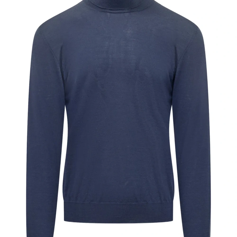 Свитер с высоким воротником