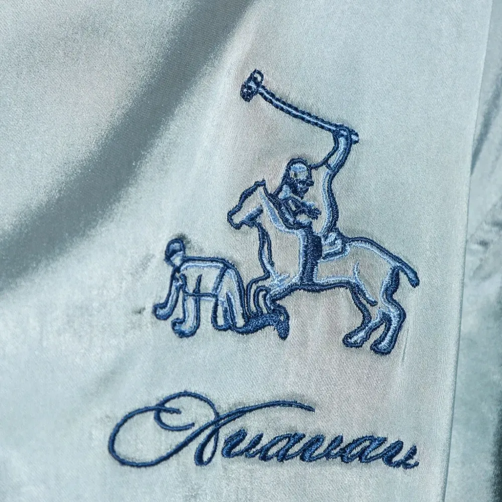 Рубашка с вышитым логотипом