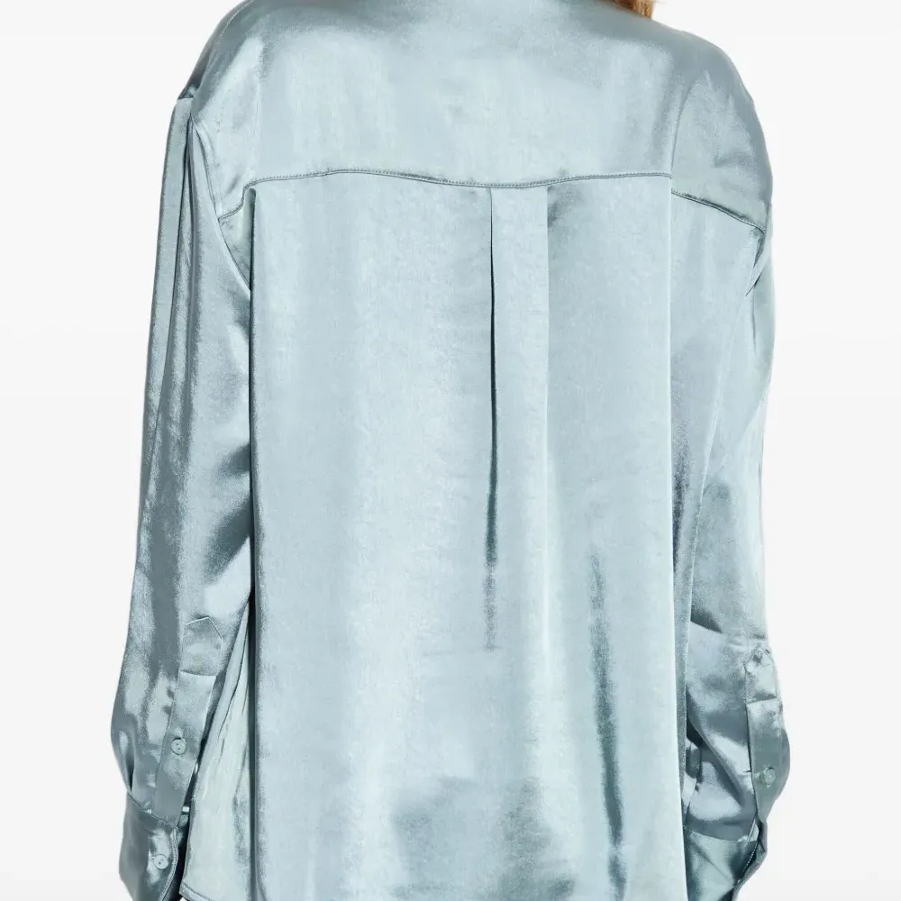 Рубашка с вышитым логотипом