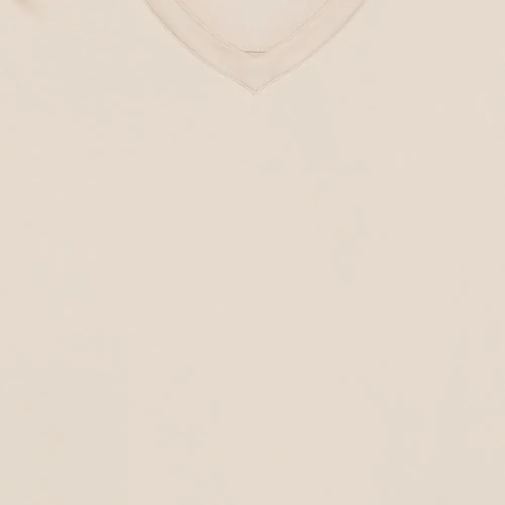 Футболка с V-образным вырезом