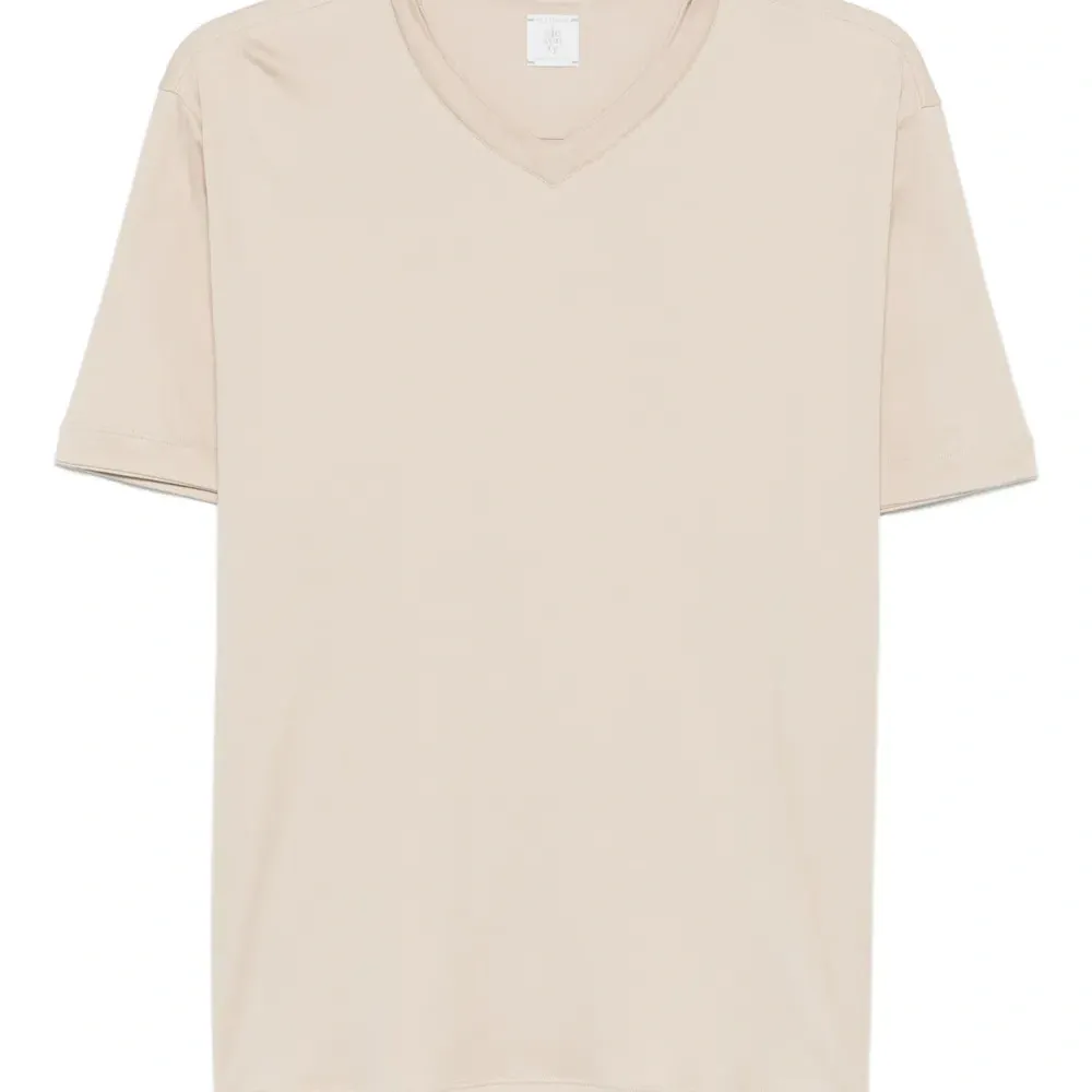 Футболка с V-образным вырезом