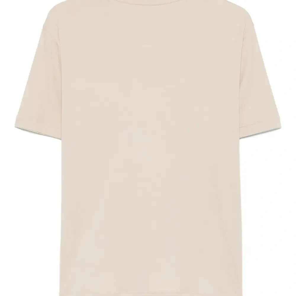 Футболка с V-образным вырезом