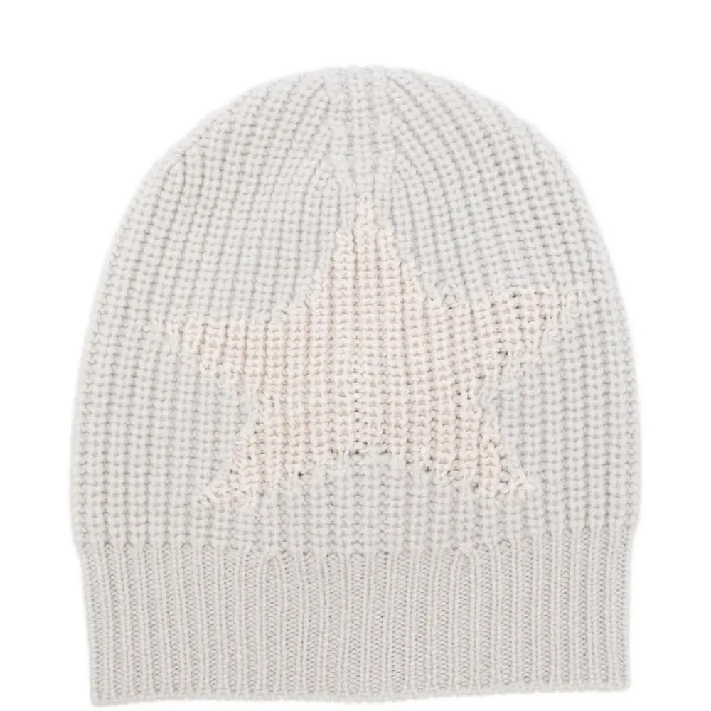 Шапка в рубчик с нашивкой-логотипом