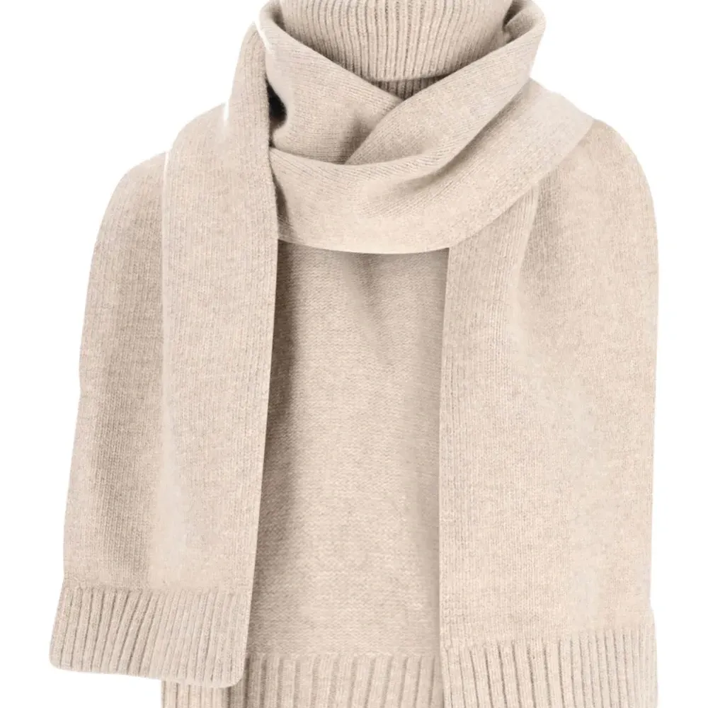 Шарф с высоким воротником