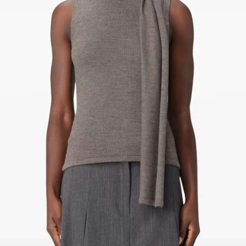 Канальный вязаный топ без рукавов с воротником-гольф