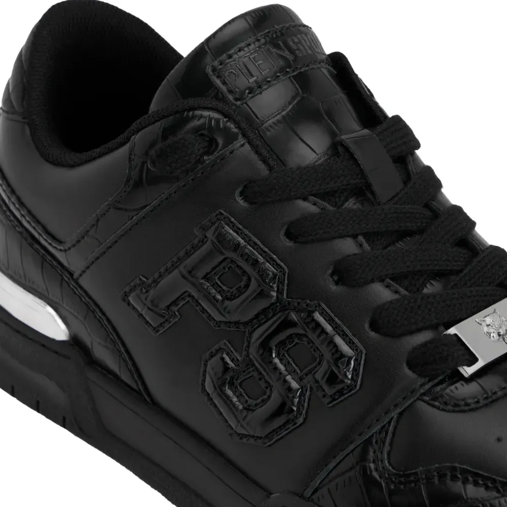 Кеды на плоской подошве с нашивкой-логотипом