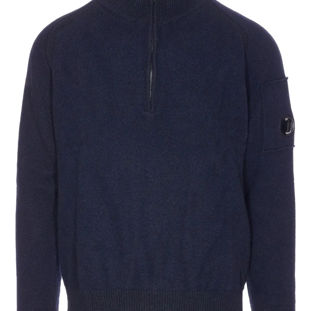 Свитер с нашивкой-логотипом