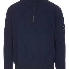 Свитер с нашивкой-логотипом