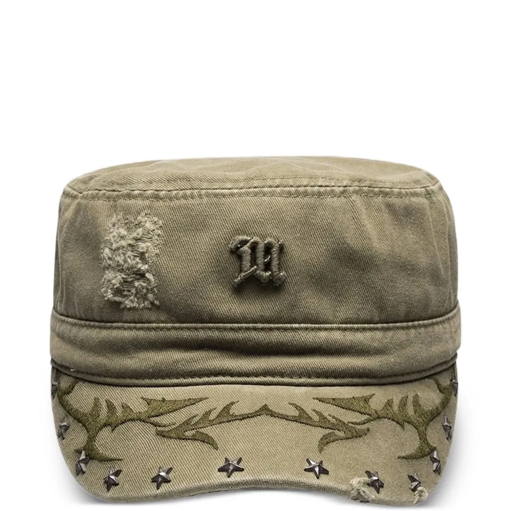 Бейсболка с эффектом потертости и вышивкой