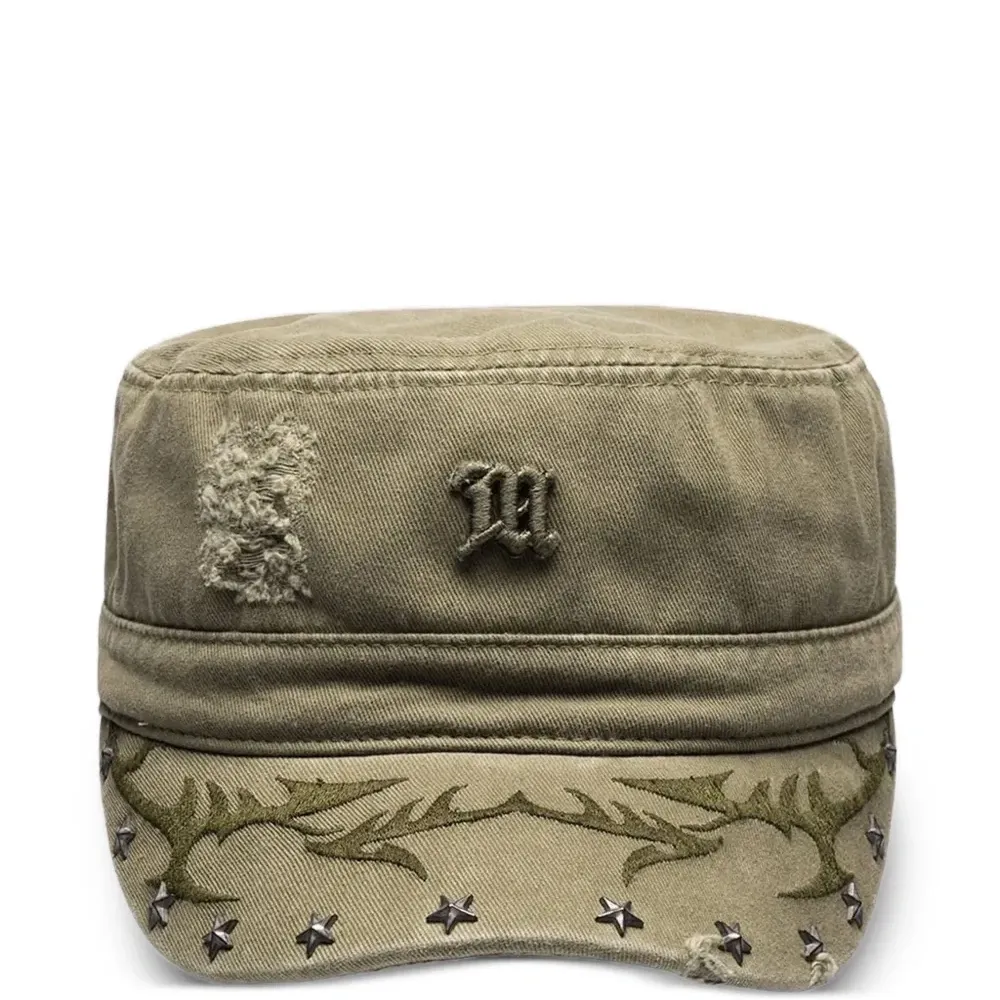 Бейсболка с эффектом потертости и вышивкой