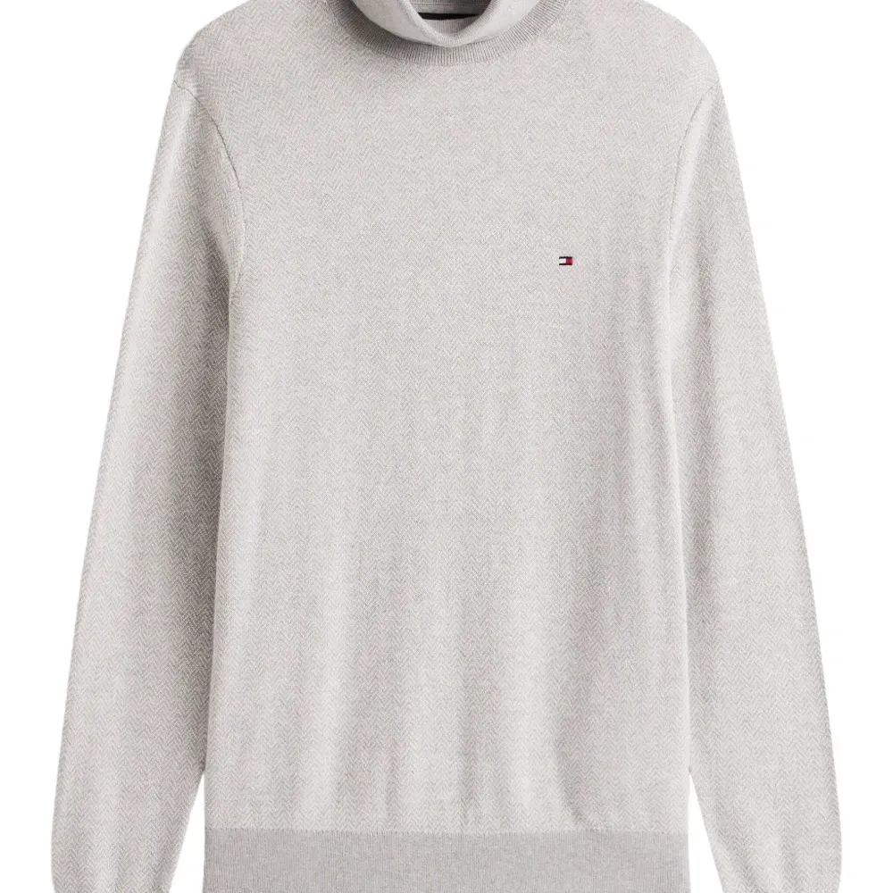 Свитер с высоким воротником и логотипом