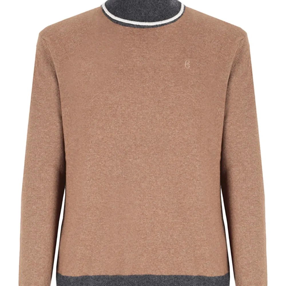 Свитер с высоким воротником