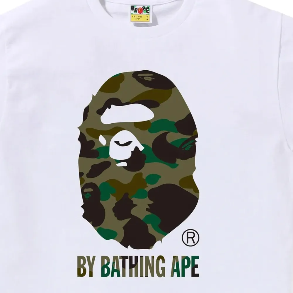Футболка с камуфляжным принтом и логотипом