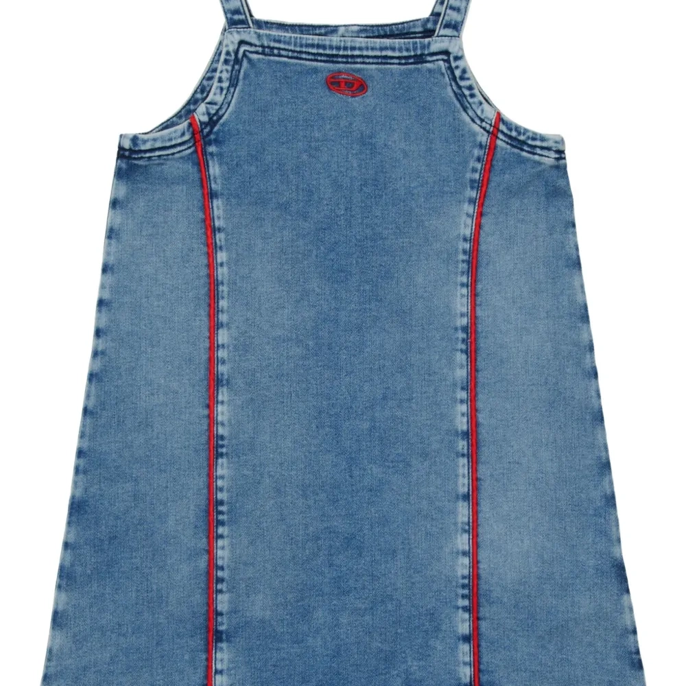 Платье с вышитым логотипом