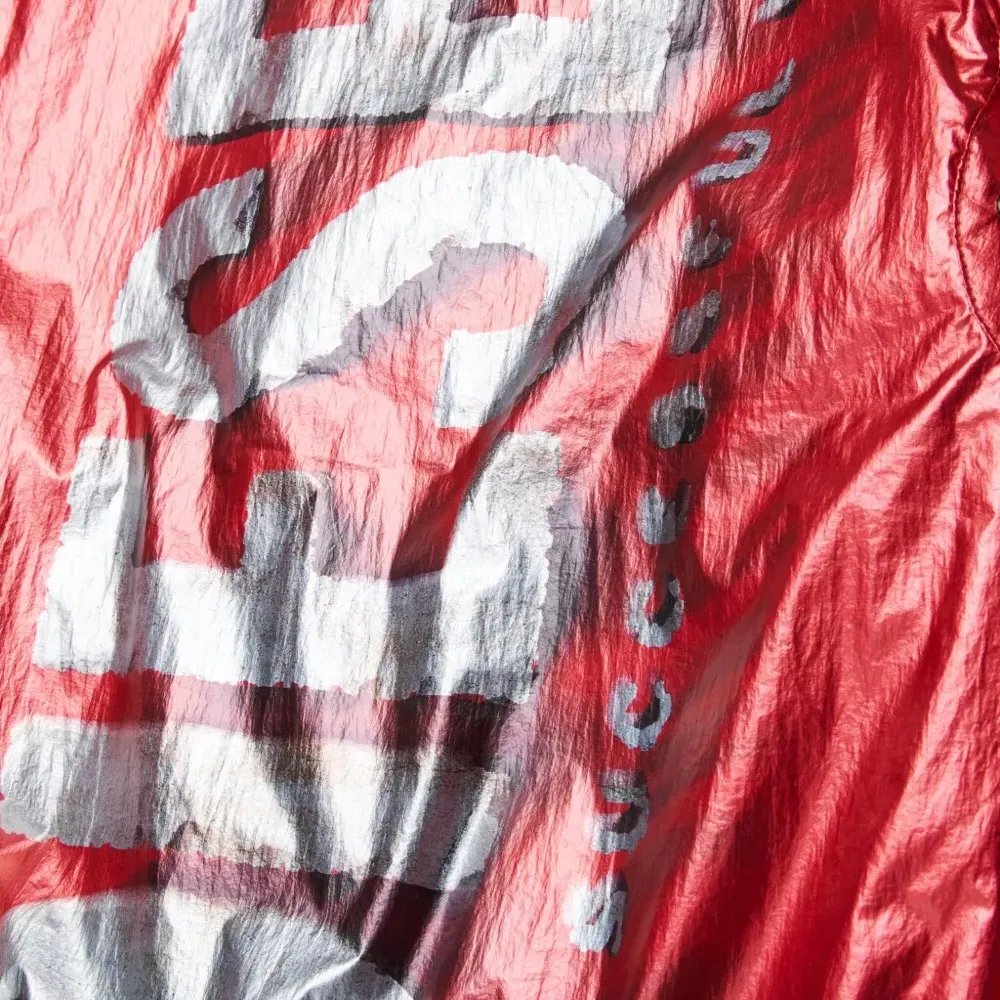 Куртка с капюшоном и логотипом