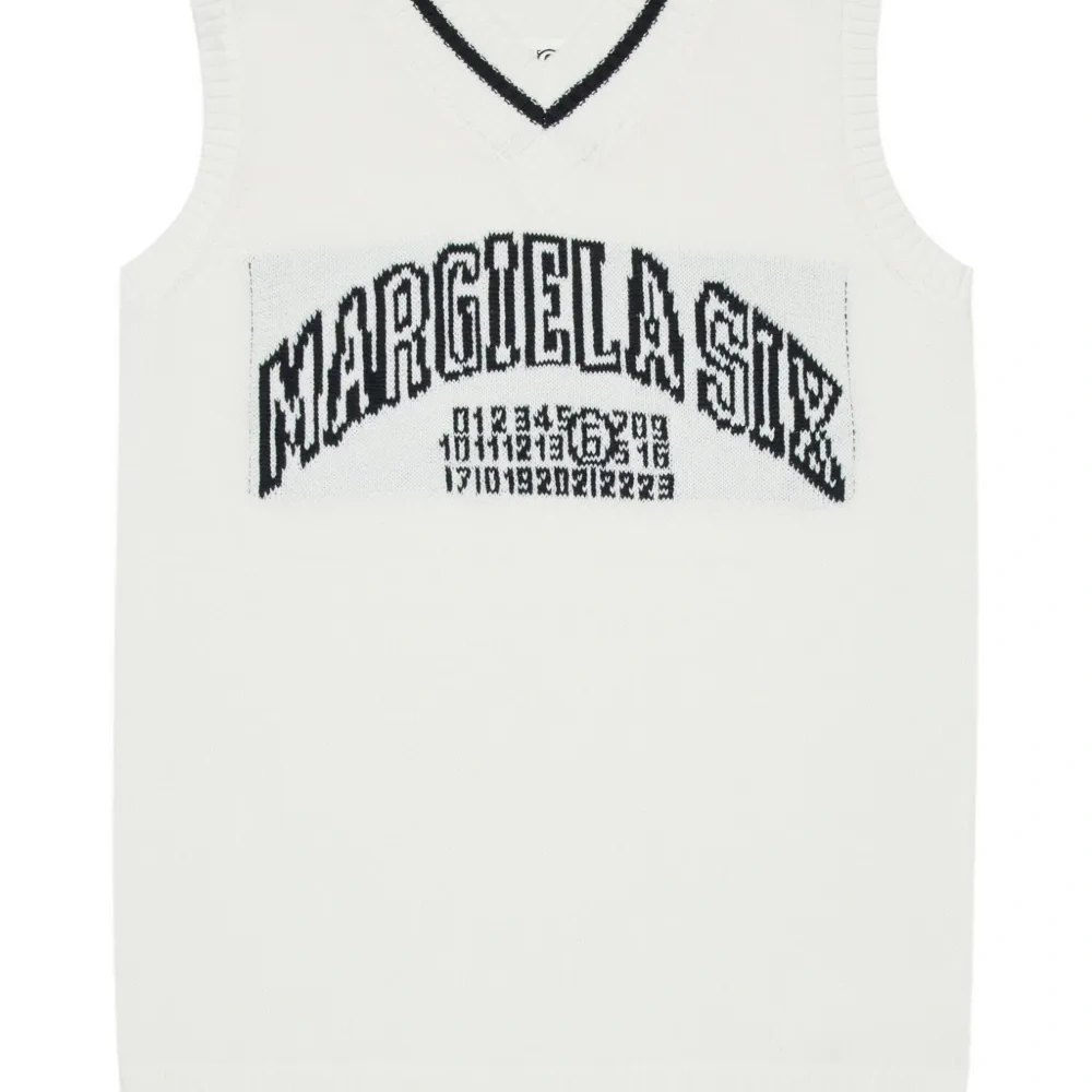 Платье без рукавов с V-образным вырезом