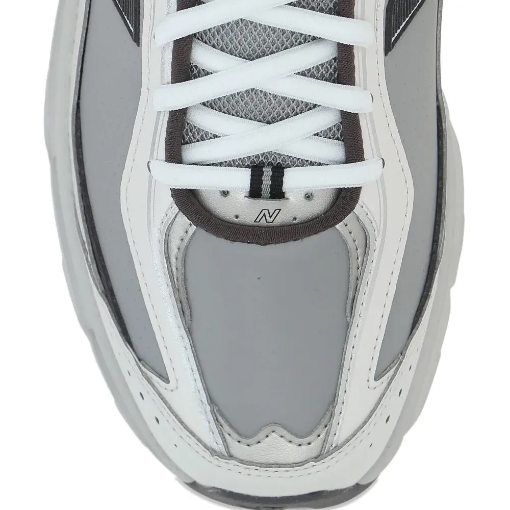 Кроссовки со вставками