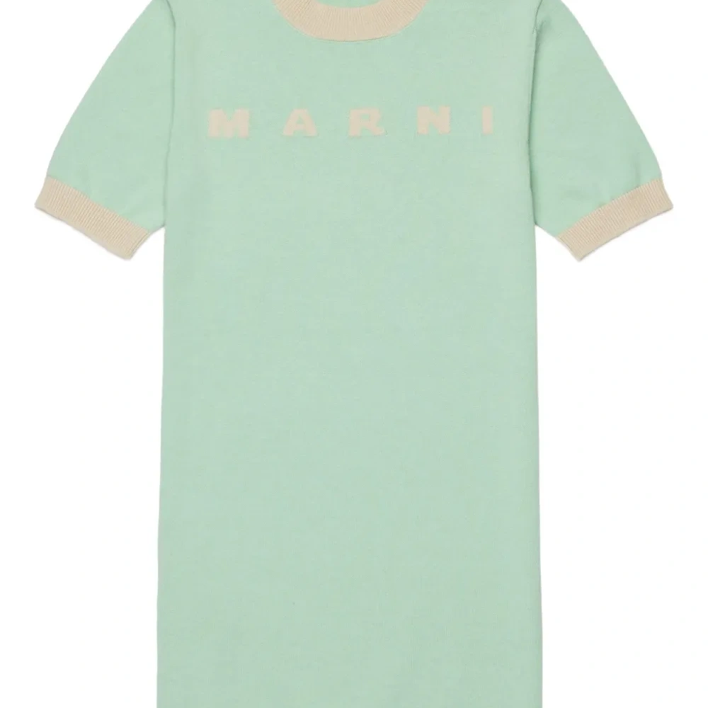 Платье с короткими рукавами