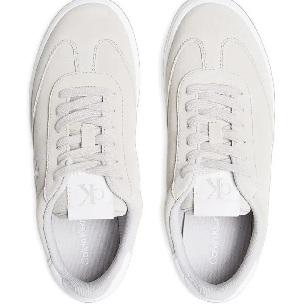 Кроссовки с логотипом