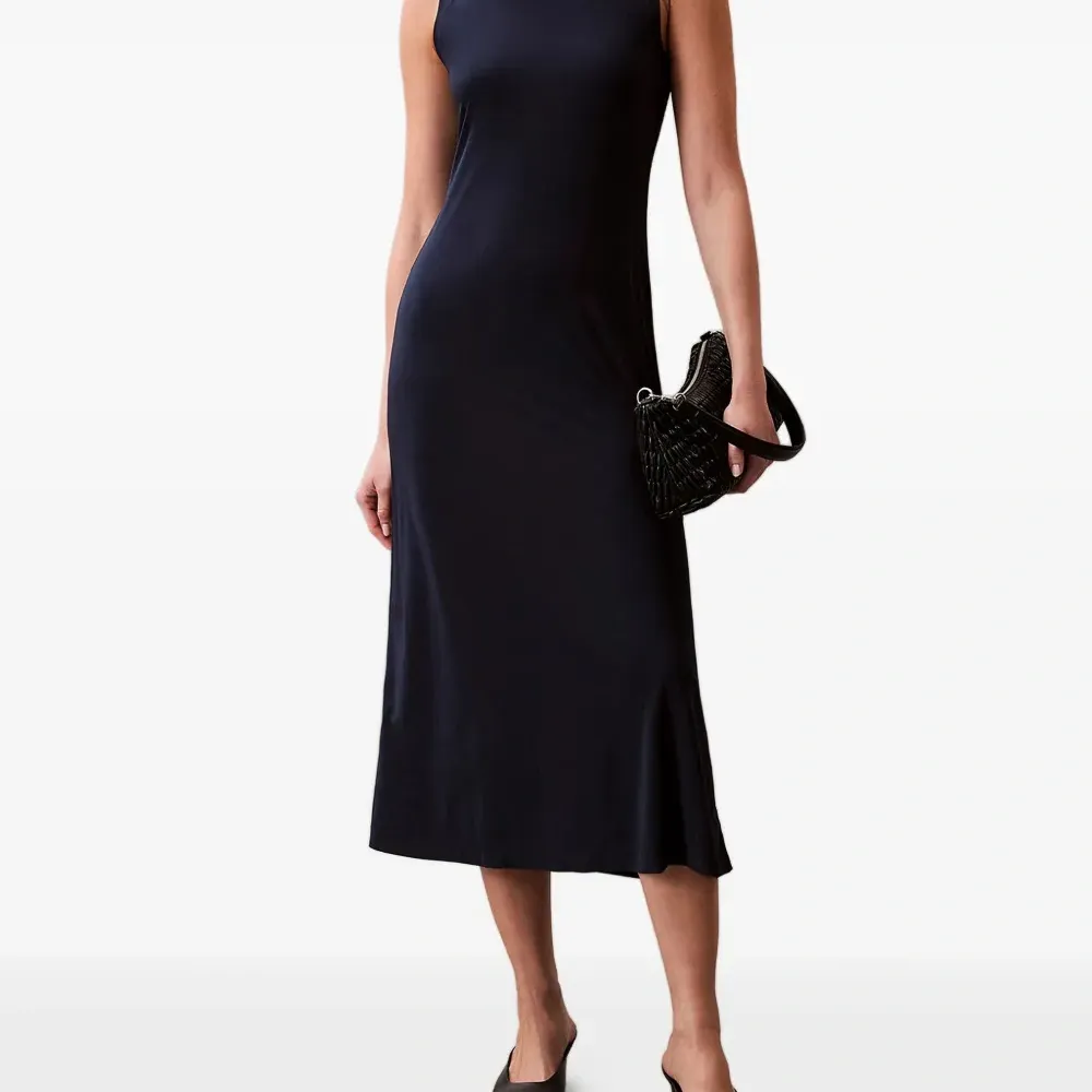 Платье миди без рукавов