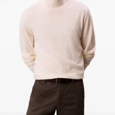 Шерстяной свитер с высоким воротником Шерстяной свитер с высоким воротником