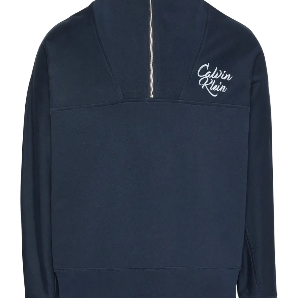 Толстовка с вышитым логотипом