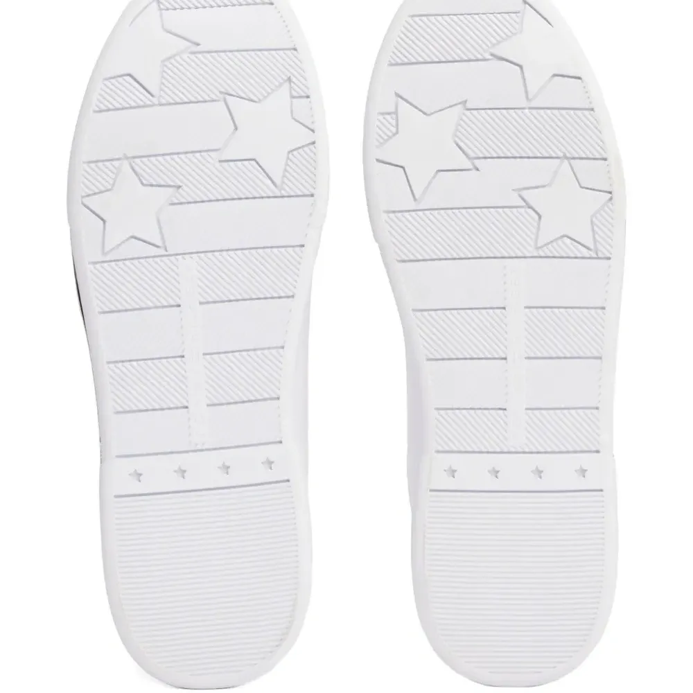 Кроссовки на шнуровке