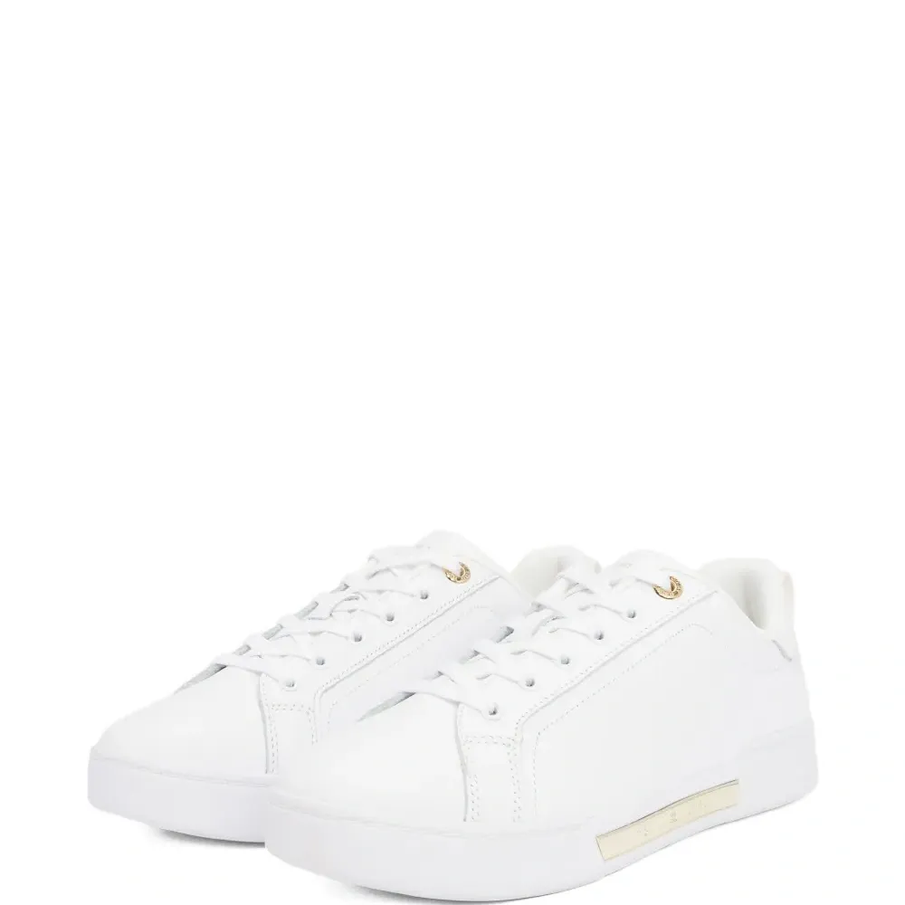 Кроссовки на шнуровке