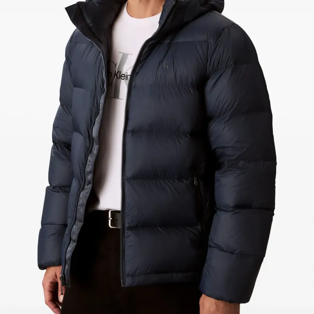 Куртка на молнии с капюшоном