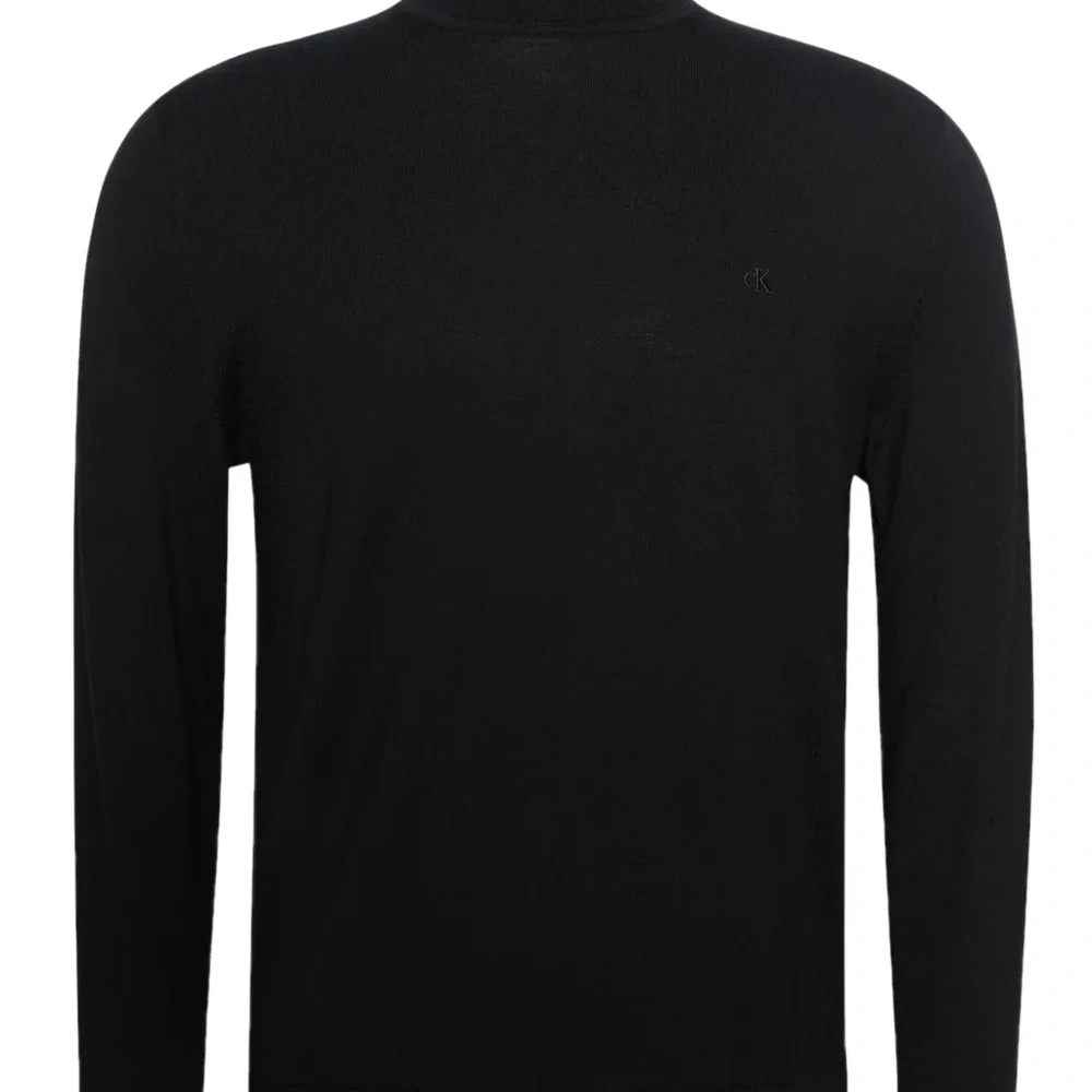 Топ с высоким воротником и вышитым логотипом Топ с высоким воротником и вышитым логотипом