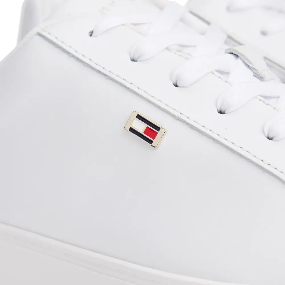 Кроссовки с логотипом