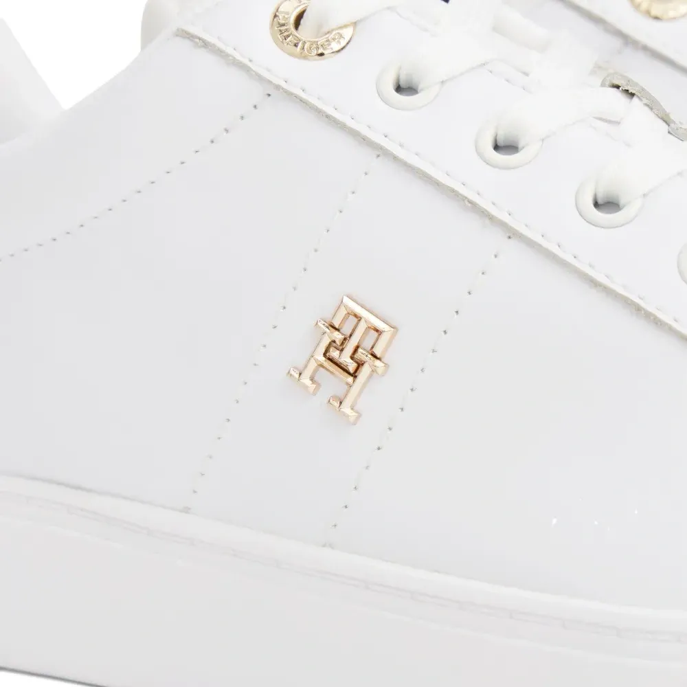 Кроссовки с логотипом