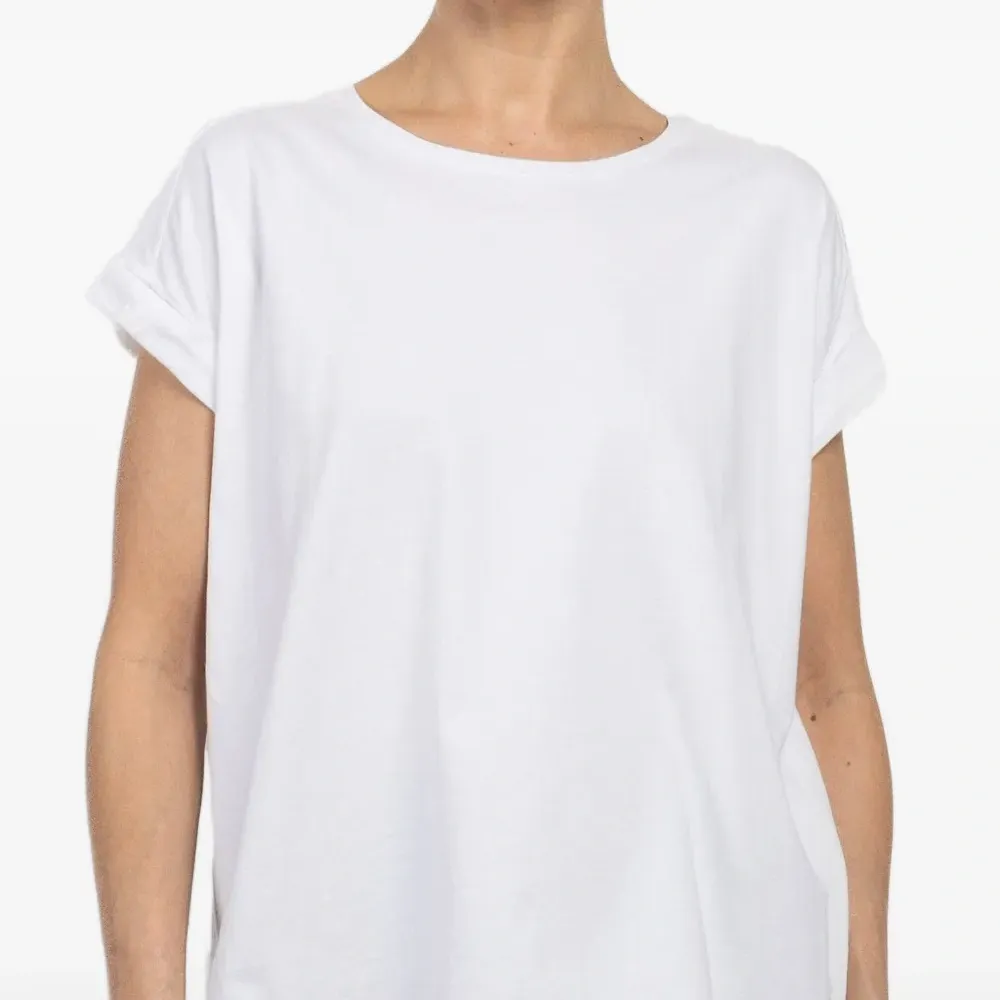 Футболка с закатанными рукавами