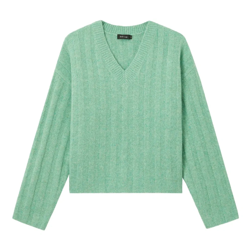 Свитер в рубчик с V-образным вырезом