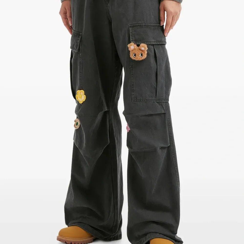 Брюки карго с цветочной аппликацией