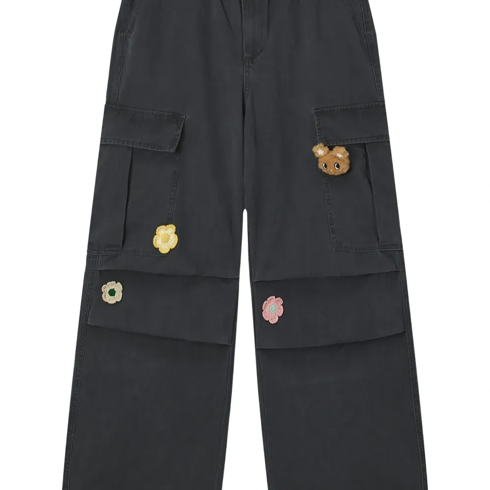 Брюки карго с цветочной аппликацией