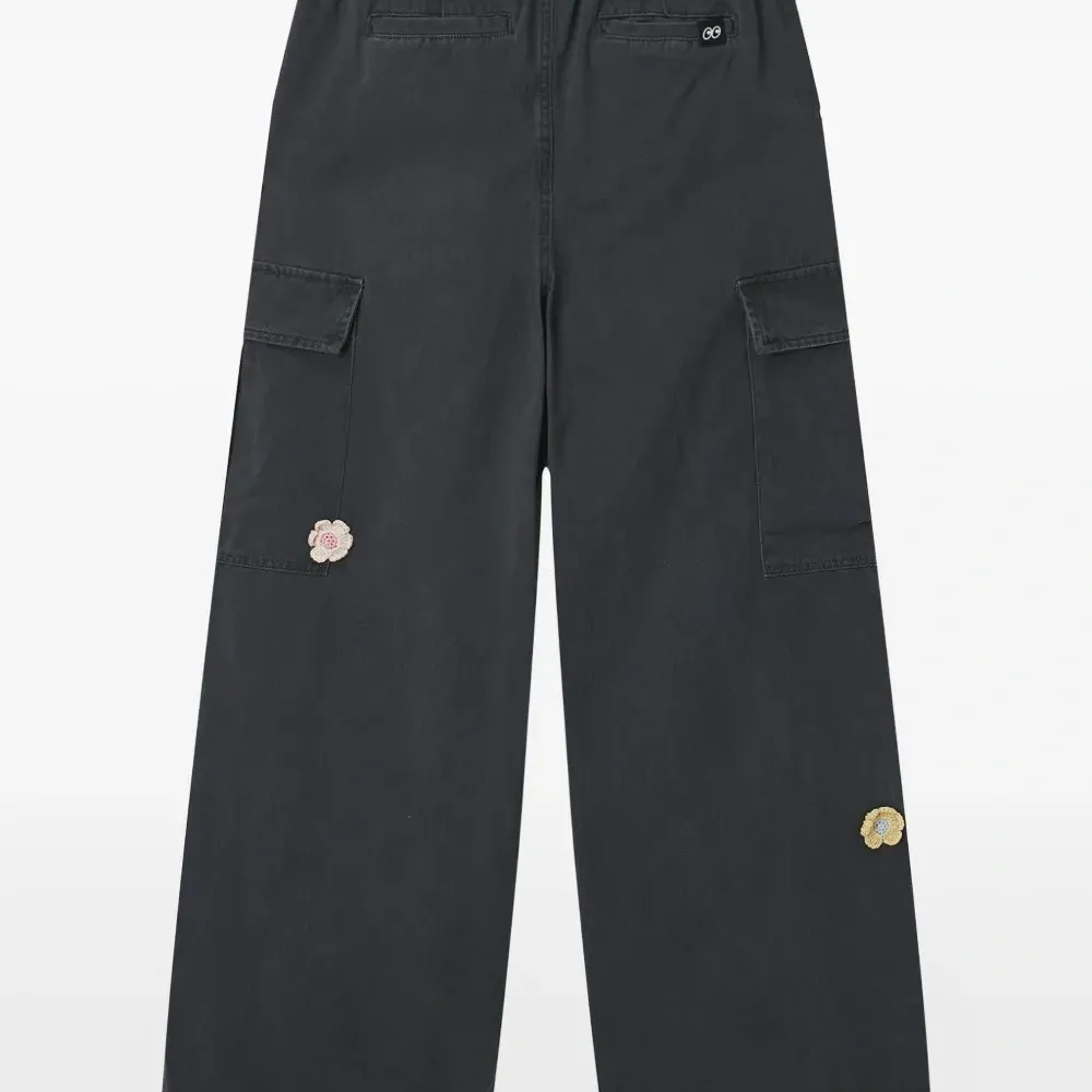 Брюки карго с цветочной аппликацией