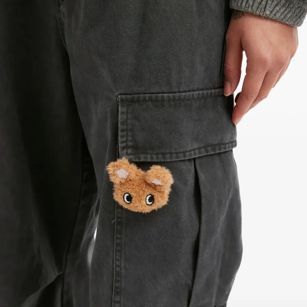 Брюки карго с цветочной аппликацией